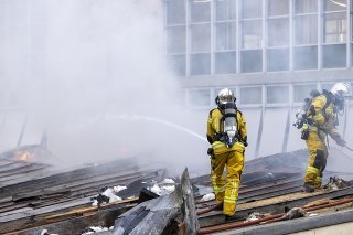 Un incendie s'est déclaré samedi à l'aube dans la toiture de l'emblématique salle de cinéma du Plaza, à Genève, proche de la gare Cornavin. Beaucoup de fumée se dégageait du bâtiment en rénovation.
